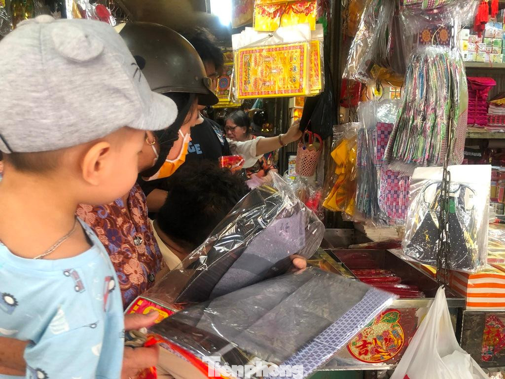 Bà Lương Nữ (chủ sạp) cho biết: “Ba hôm nay, khách đến chợ mua sắm vàng mã rất đông. Hôm nay tôi mở bán từ rất sớm nhưng đã có khách chờ sẵn”.