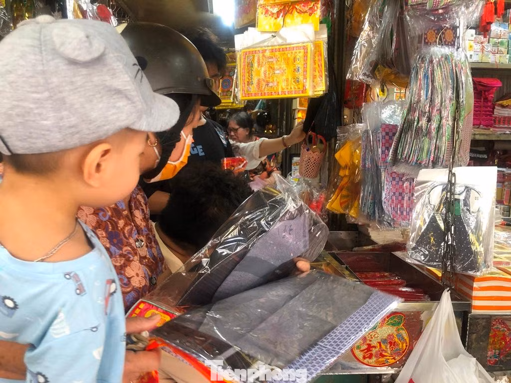 Bà Lương Nữ (chủ sạp) cho biết: “Ba hôm nay, khách đến chợ mua sắm vàng mã rất đông. Hôm nay tôi mở bán từ rất sớm nhưng đã có khách chờ sẵn”.