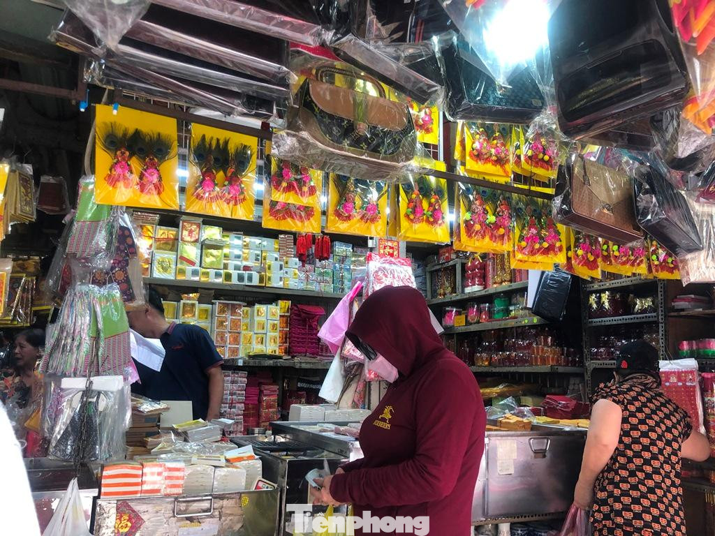 Tại chợ Thiếc (quận 11), sạp 369 – nơi bán đồ vàng mã quy mô nhất nhì của chợ, người xếp hàng trong, hàng ngoài chờ mua.