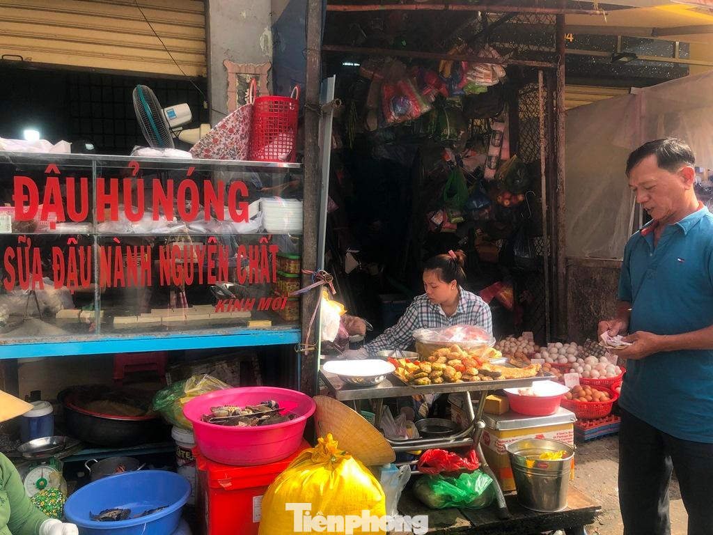 “Giá các mặt hàng không đổi như đậu hủ từ 2.500-3.000 đồng/miếng, chả chay 12.000 đồng/cây, các loại tàu hủ ki, lát heo… đều không còn từ sáng sớm” – một chủ lò đậu hủ ở quận 11 nói.
