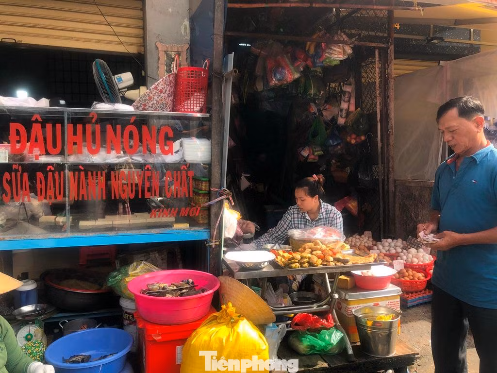 “Giá các mặt hàng không đổi như đậu hủ từ 2.500-3.000 đồng/miếng, chả chay 12.000 đồng/cây, các loại tàu hủ ki, lát heo… đều không còn từ sáng sớm” – một chủ lò đậu hủ ở quận 11 nói.