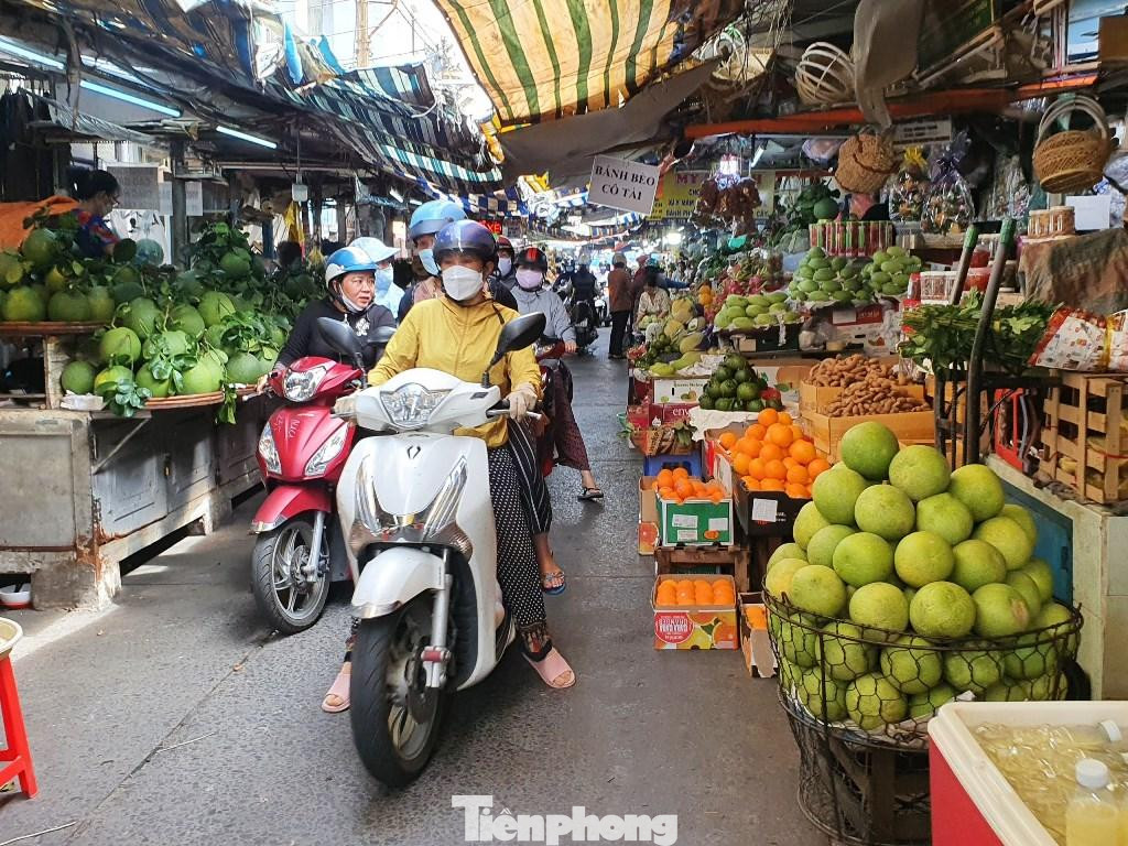 “Các loại trái cây đều tăng giá, có loại tăng gấp đôi như bưởi, xoài… mà còn không đủ hàng để bán. Ngày này ai cũng mua về cúng bán thờ gia tiên nên khách không kỳ kèo giá, quan trọng là hàng ngon, đẹp mắt là khách chọn mua ngay” – anh Bình, bán hoa trái ở chợ Bà Chiểu (quận Bình Thạnh) nói.