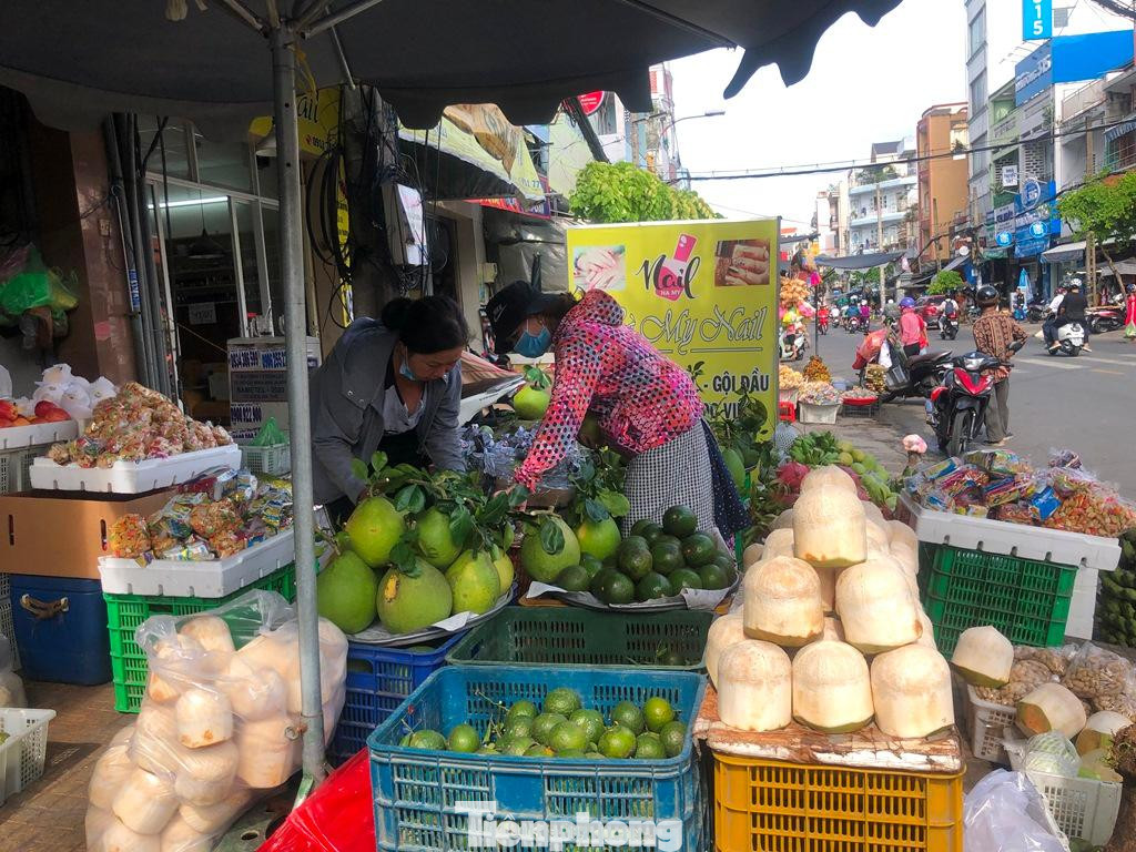 Trưa ngày 11/8 (14/7 âm lịch), tại các chợ truyền thống ở TPHCM, hàng hóa phục vụ ngày lễ Vu Lan rất phong phú, đa dạng.