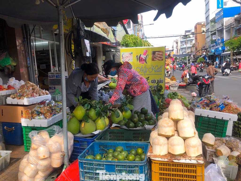 Trưa ngày 11/8 (14/7 âm lịch), tại các chợ truyền thống ở TPHCM, hàng hóa phục vụ ngày lễ Vu Lan rất phong phú, đa dạng.