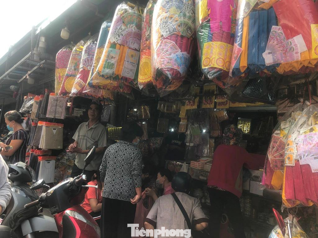 Sáng sớm ngày 12/8 (lễ Vu Lan) tại TPHCM, các mặt hàng đồ chay, vàng mã đông đúc người mua sắm.