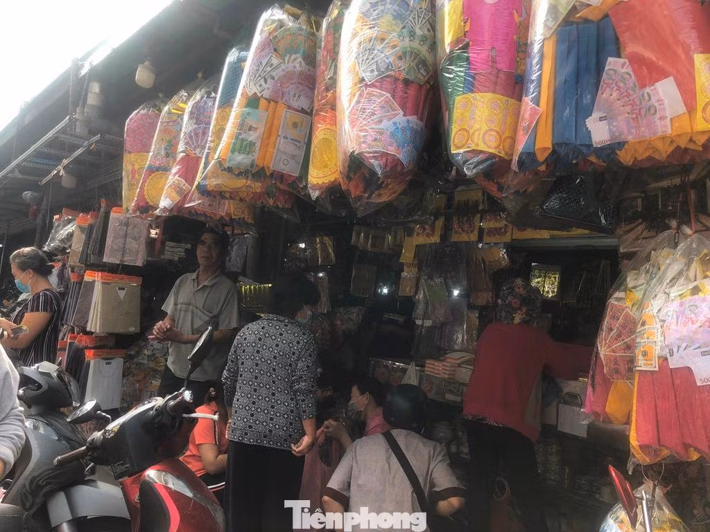 Sáng sớm ngày 12/8 (lễ Vu Lan) tại TPHCM, các mặt hàng đồ chay, vàng mã đông đúc người mua sắm.