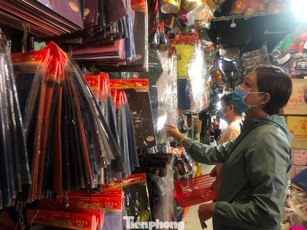 Theo bà Lương Nữ, sau dịch COVID-19, kinh tế cũng khá khó khăn nên người tiêu dùng chủ yếu chỉ mua các loại mặt hàng quen thuộc như vàng mã, giấy tờ, nhang, đèn để cúng, còn các mặt hàng đắt tiền như xe máy, xe hơi, nhà lầu… bán chậm hơn. Giá các mặt hàng không đổi so với năm ngoái, trung bình từ vài ba chục ngàn đến khoảng 200.000 đồng/bộ, tùy loại.