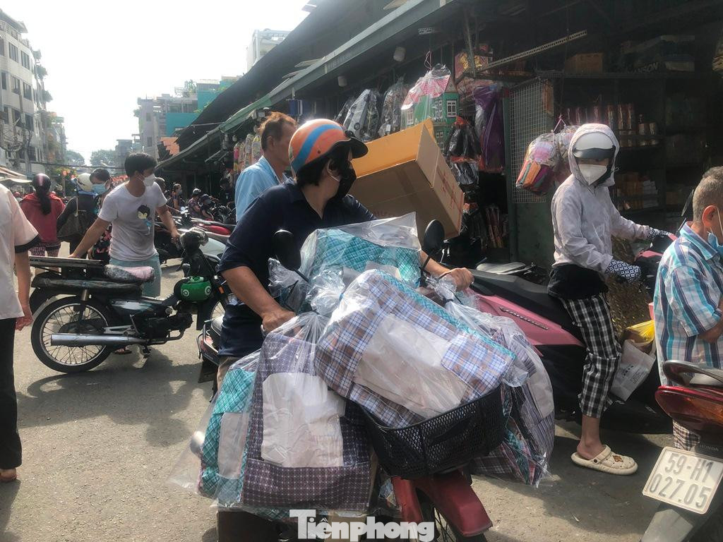 Chờ đợi đến lượt thanh toán, chị Hoài Thương (ngụ đường Phó Cơ Điều, quận 11) cho hay, năm nào chị cũng đến khu chợ Thiếc để mua sắm đồ cúng nhân ngày lễ Vu Lan.