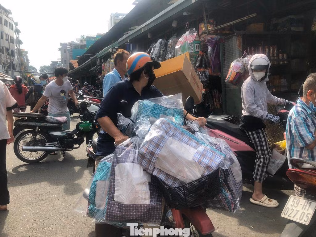 Chờ đợi đến lượt thanh toán, chị Hoài Thương (ngụ đường Phó Cơ Điều, quận 11) cho hay, năm nào chị cũng đến khu chợ Thiếc để mua sắm đồ cúng nhân ngày lễ Vu Lan.