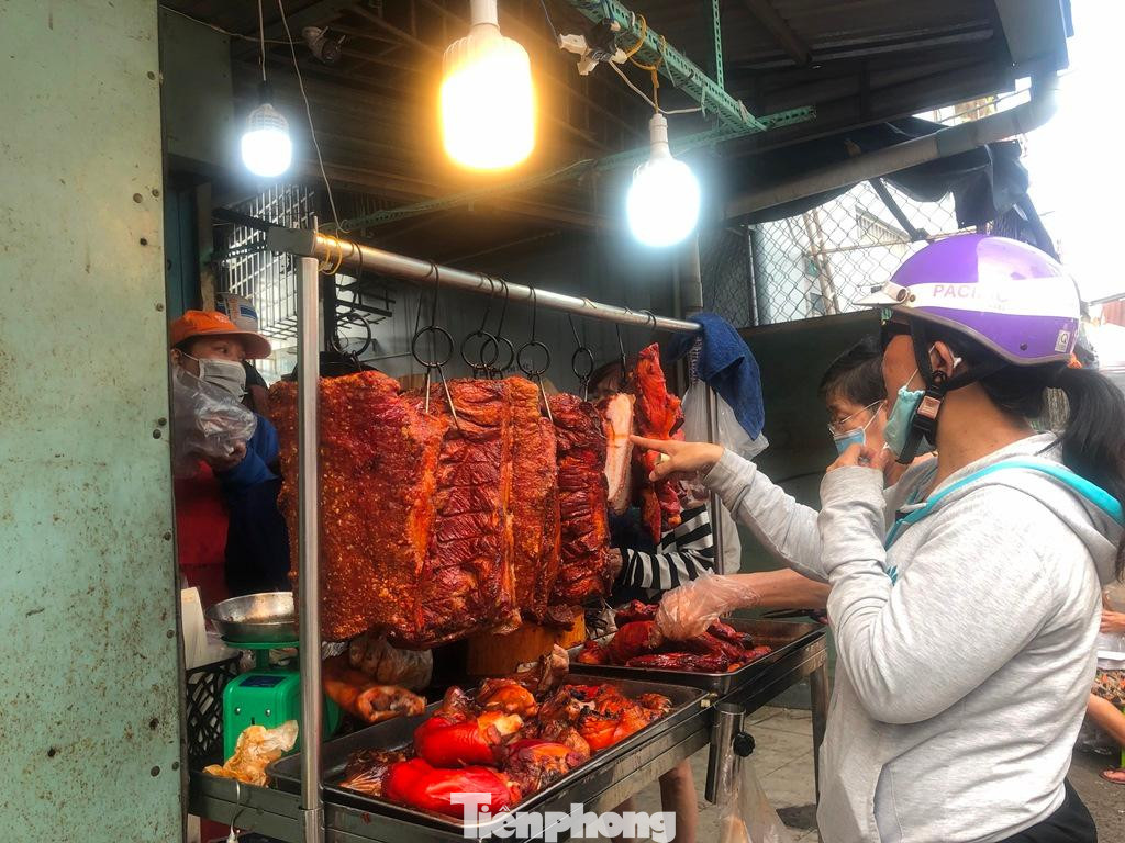 Heo quay đắt như tôm tươi. "Mặc dù 2 ngày 14-15 tháng 7 âm lịch, cả gia đình đều ăn chay nhưng mình mua vài lạng heo quay để bày mâm cúng, cầu cho việc kinh doanh thuận lợi, gia đình bình an" - chị Mỹ Trang (ngụ quận 5) nói.