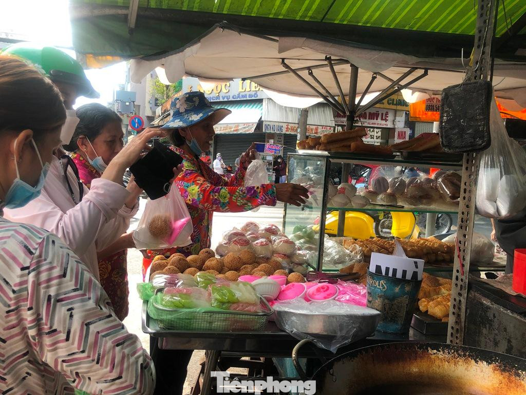 Nhiều loại bánh của người Hoa cũng đắt khách trong ngày này