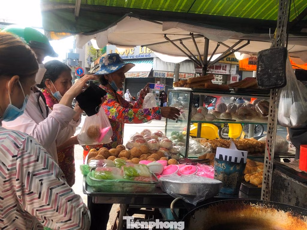 Nhiều loại bánh của người Hoa cũng đắt khách trong ngày này