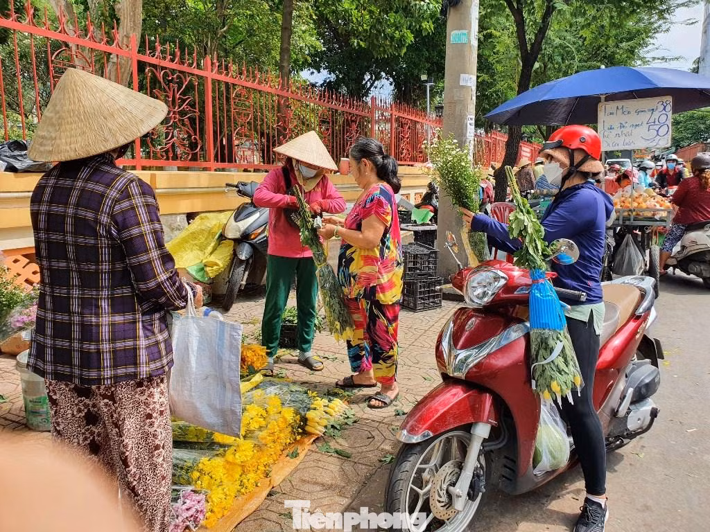 Hoa cúng cũng giữ mức cao. Một cây vạn thọ chừng 3-4 hoa có giá 20.000-25.000 đồng, cúc 35.000-45.000 một bó, lay ơn tầm 100.000 mỗi bó, huệ trắng 50.000 đồng…