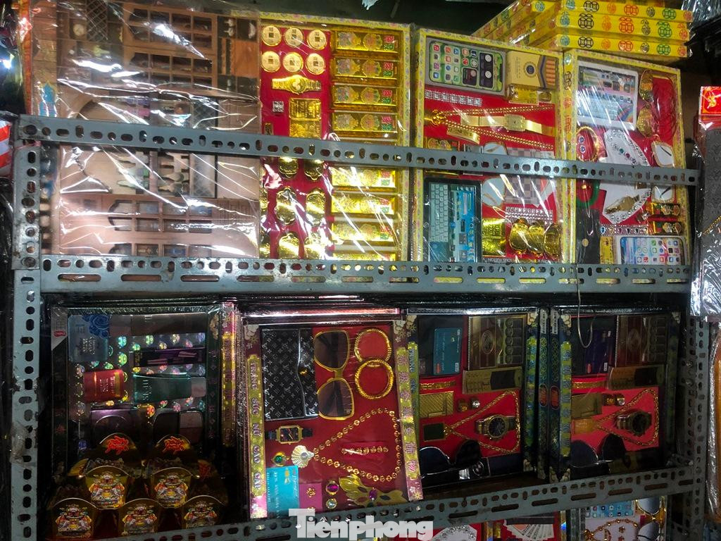 Những bộ trang sức, nhà cửa, điện thoại... được làm y như thật.