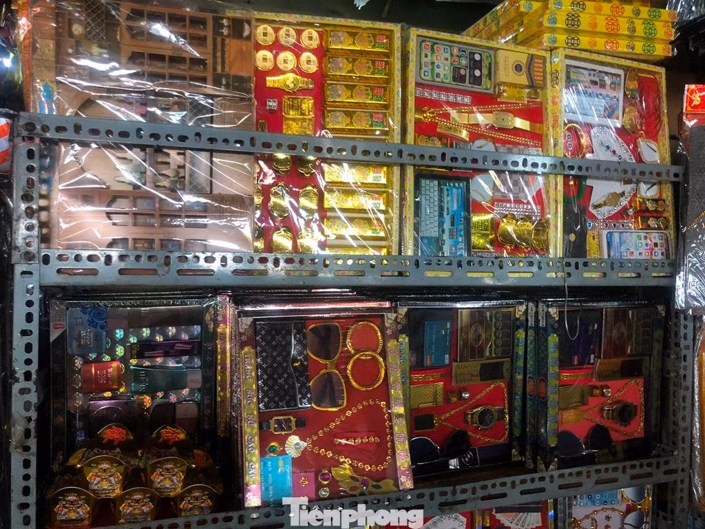 Những bộ trang sức, nhà cửa, điện thoại... được làm y như thật.