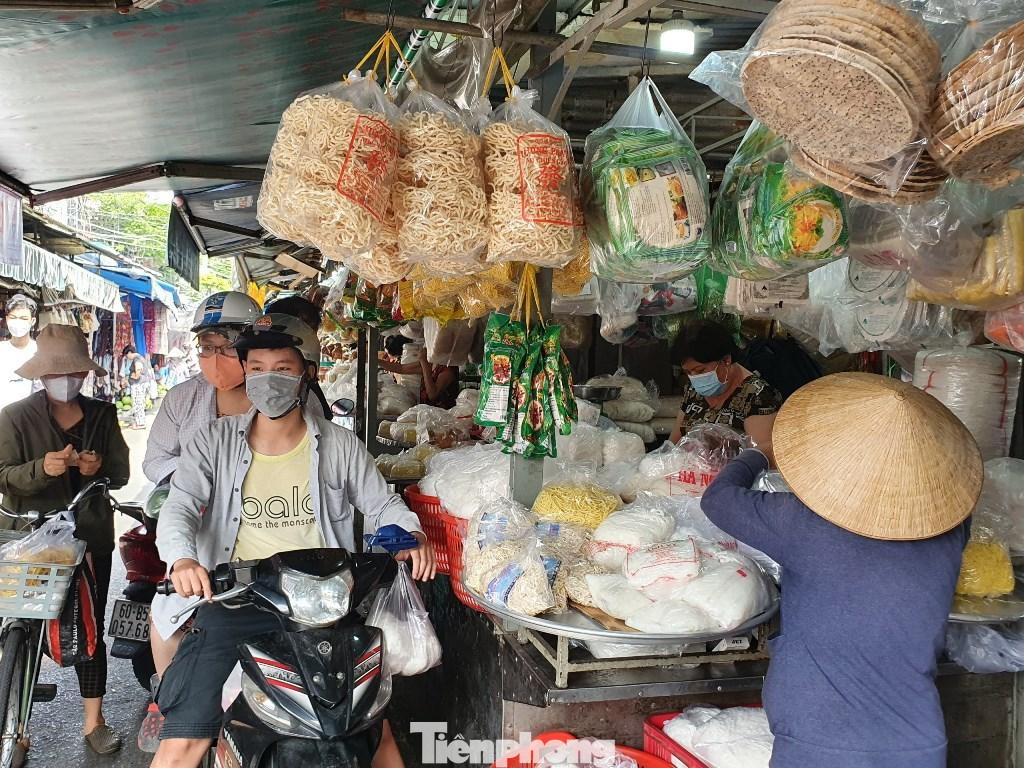 Không chỉ đậu hủ, tiểu thương tại các chợ còn bày bán nhiều thực phẩm giả chay để khách có nhiều lựa chọn.