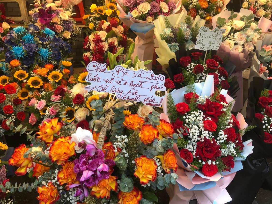 Điều đặc biệt, những bó hoa 20/10 năm nay còn có thêm lời chúc “bá đạo”: “Chúc công túa 20/10 vui vẻ, xinh đẹp”; “20/10 roài, bất ngờ chưa bà già”; “Chúc bà xã 20/10 luôn vui vẻ và hạnh phúc. Tới lương anh chuyển phản!”… “Tôi muốn dành những lời chúc tốt đẹp nhất và độc lạ nhất để tạo bất ngờ cho một nửa yêu thương của mình trong ngày này” – anh Đức (ngụ quận 3) chia sẻ. Điều đặc biệt, những bó hoa 20/10 năm nay còn có thêm lời chúc “bá đạo”: “Chúc công túa 20/10 vui vẻ, xinh đẹp”; “20/10 roài, bất ngờ chưa bà già”; “Chúc bà xã 20/10 luôn vui vẻ và hạnh phúc. Tới lương anh chuyển phản!”… “Tôi muốn dành những lời chúc tốt đẹp nhất và độc lạ nhất để tạo bất ngờ cho một nửa yêu thương của mình trong ngày này” – anh Đức (ngụ quận 3) chia sẻ.