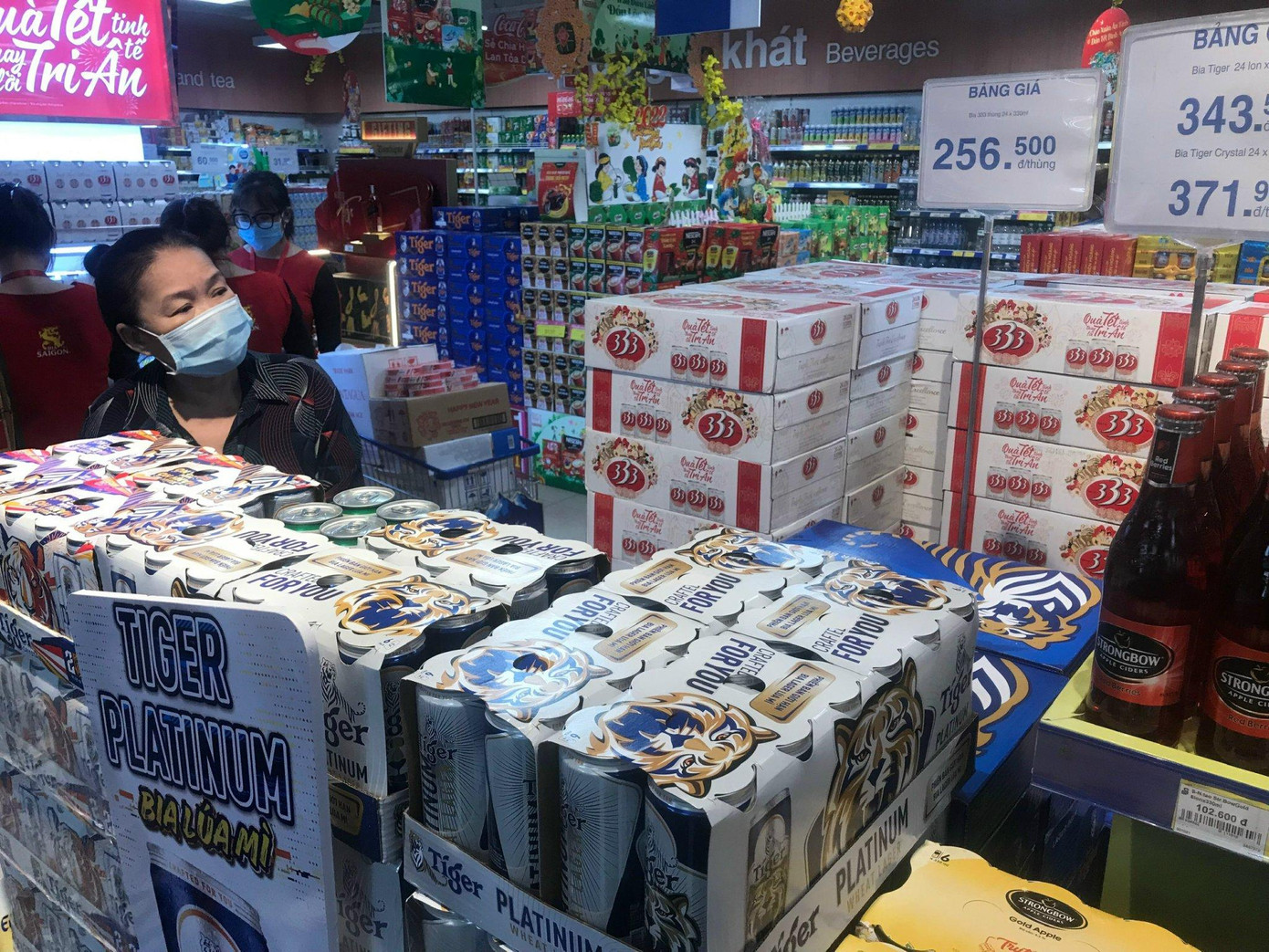 Bia Heineken và nhiều thương hiệu gần như "cháy" hàng tại siêu thị Tết Bia Heineken và nhiều thương hiệu gần như "cháy" hàng tại siêu thị Tết