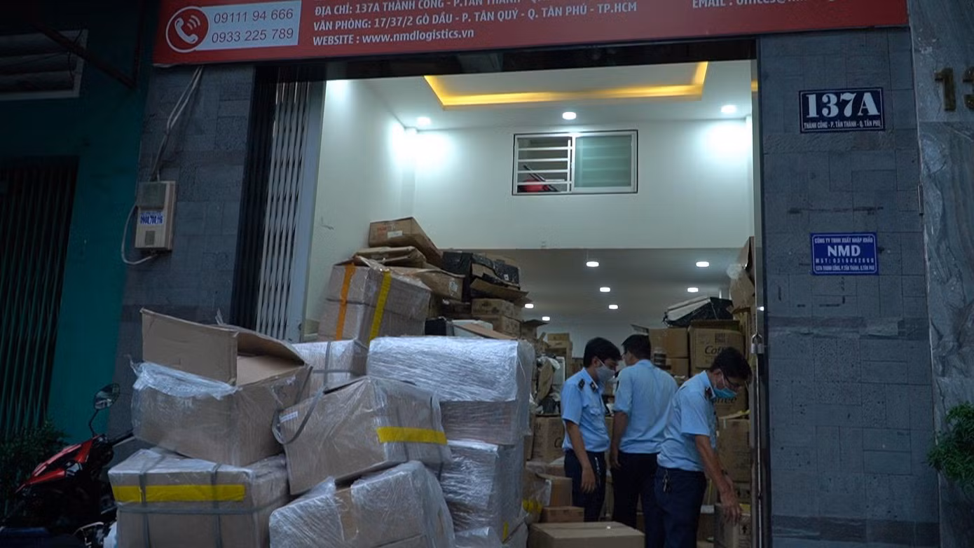 Lô hàng thuốc, mỹ phẩm nghi nhập lậu được phát hiện tại kho hàng ở quận Tân Phú, TPHCM Lô hàng thuốc, mỹ phẩm nghi nhập lậu được phát hiện tại kho hàng ở quận Tân Phú, TPHCM