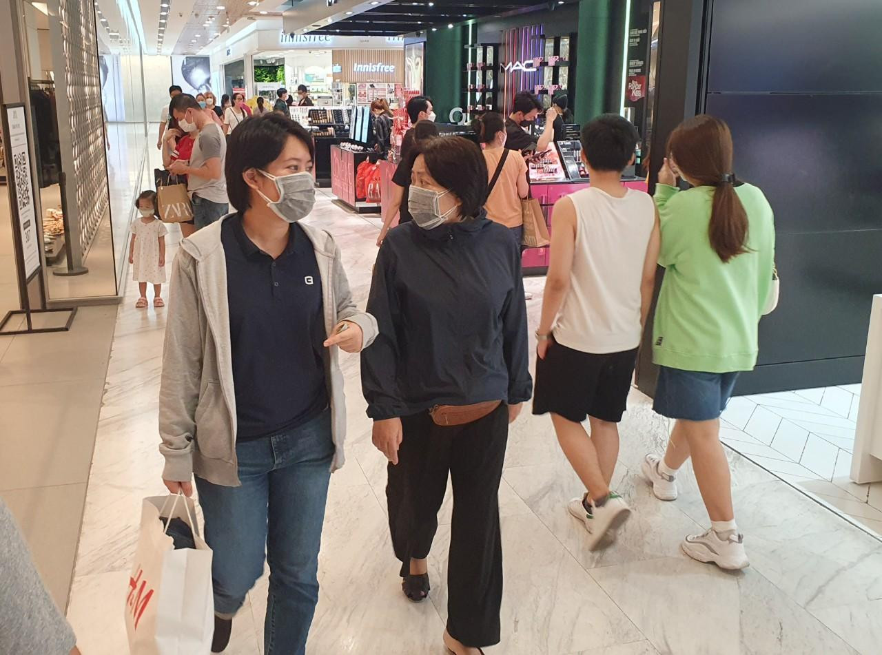 Giới trẻ vừa tranh thủ đi chơi Tết, vừa dạo shop mua sắm, săn sale. Đa số các hãng thời trang đều có nhiều chương trình khuyến mãi để phục vụ "thượng đế". "Mua sắm được cả túi đầy nhưng chưa hết 1 triệu đồng. Vậy là Tết này mình có đồ mới cho các con mặc Tết" - chị Thanh (35 tuổi, lao động tự do) tâm sự.