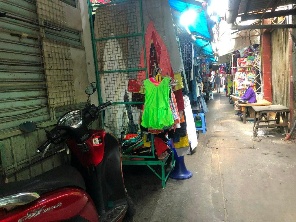 Đại diện BQL chợ Bàn Cờ cho biết, chợ có 174 ki-ốt cố định và khoảng 290 vị trí kinh doanh trước nhà dân. Trong số 174 ki-ốt thì có khoảng 70% tiểu thương kinh doanh trở lại sau dịch, còn 30% vẫn tiếp tục đóng quầy. Nguyên nhân nhiều tiểu thương chưa trở lại chợ phần lớn vẫn còn e ngại dịch ảnh hưởng đến việc bán buôn. Với tiểu thương chưa bán trở lại, họ đều làm đơn để được ngưng đóng thuế quầy sạp…