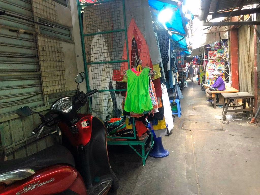 Đại diện BQL chợ Bàn Cờ cho biết, chợ có 174 ki-ốt cố định và khoảng 290 vị trí kinh doanh trước nhà dân. Trong số 174 ki-ốt thì có khoảng 70% tiểu thương kinh doanh trở lại sau dịch, còn 30% vẫn tiếp tục đóng quầy. Nguyên nhân nhiều tiểu thương chưa trở lại chợ phần lớn vẫn còn e ngại dịch ảnh hưởng đến việc bán buôn. Với tiểu thương chưa bán trở lại, họ đều làm đơn để được ngưng đóng thuế quầy sạp… Đại diện BQL chợ Bàn Cờ cho biết, chợ có 174 ki-ốt cố định và khoảng 290 vị trí kinh doanh trước nhà dân. Trong số 174 ki-ốt thì có khoảng 70% tiểu thương kinh doanh trở lại sau dịch, còn 30% vẫn tiếp tục đóng quầy. Nguyên nhân nhiều tiểu thương chưa trở lại chợ phần lớn vẫn còn e ngại dịch ảnh hưởng đến việc bán buôn. Với tiểu thương chưa bán trở lại, họ đều làm đơn để được ngưng đóng thuế quầy sạp…