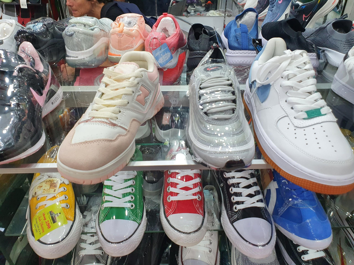 Trong khi đó, ở chợ Bến Thành (quận 1) vẫn có khá nhiều ki-ốt quầy sạp kinh doanh quần áo, túi ví, giày dép... thương hiệu ngoại và có giá rất bèo. Giày "hiệu" có giá khoảng 600.000 đồng/đôi bán ở chợ Bến Thành