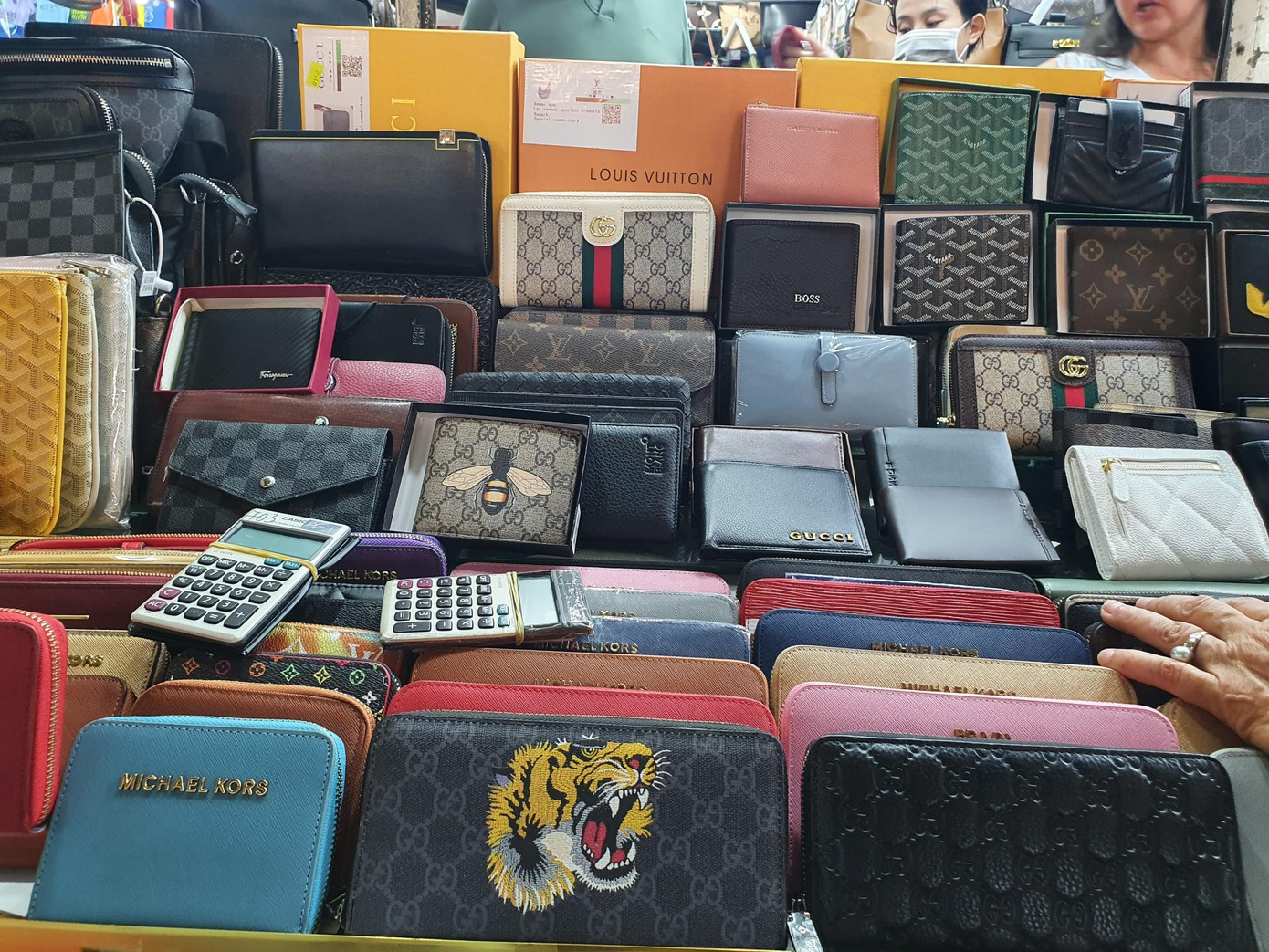 Ví Michael Kors, LV, Gucci... ngập chợ