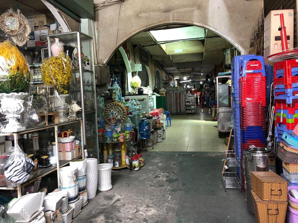 Theo Sở Công Thương TPHCM, dịch bệnh Covid-19 xuất hiện, cùng với sự phát triển của công nghệ, kênh mua sắm tại các chợ truyền thống gặp nhiều khó khăn, chịu sự cạnh tranh của các kênh phân phối khác. &quot;Chúng tôi đang tham mưu với TPHCM nghiên cứu đề án chuyển đổi, xây dựng mô hình chợ truyền thống, chợ đầu mối thích ứng với tình hình dịch bệnh cũng như xu hướng chuyển đổi số” – Giám đốc Sở Công thương TP Bùi Tá Hoàng Vũ chia sẻ.