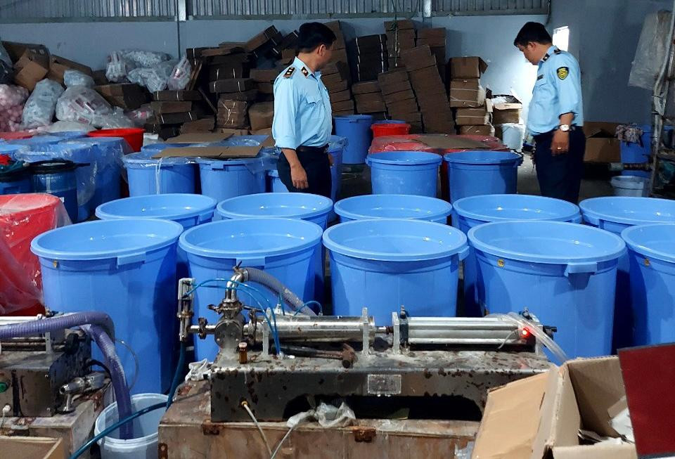 Các xô chậu, thùng chứa được phát hiện trong kho Các xô chậu, thùng chứa được phát hiện trong kho