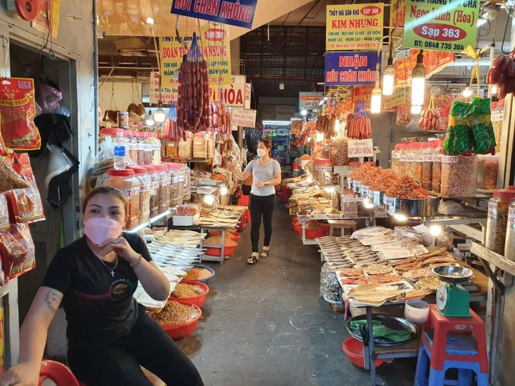 Tiểu thương kinh doanh ế ẩm vì nhiều mặt hàng tăng giá, sức mua yếu