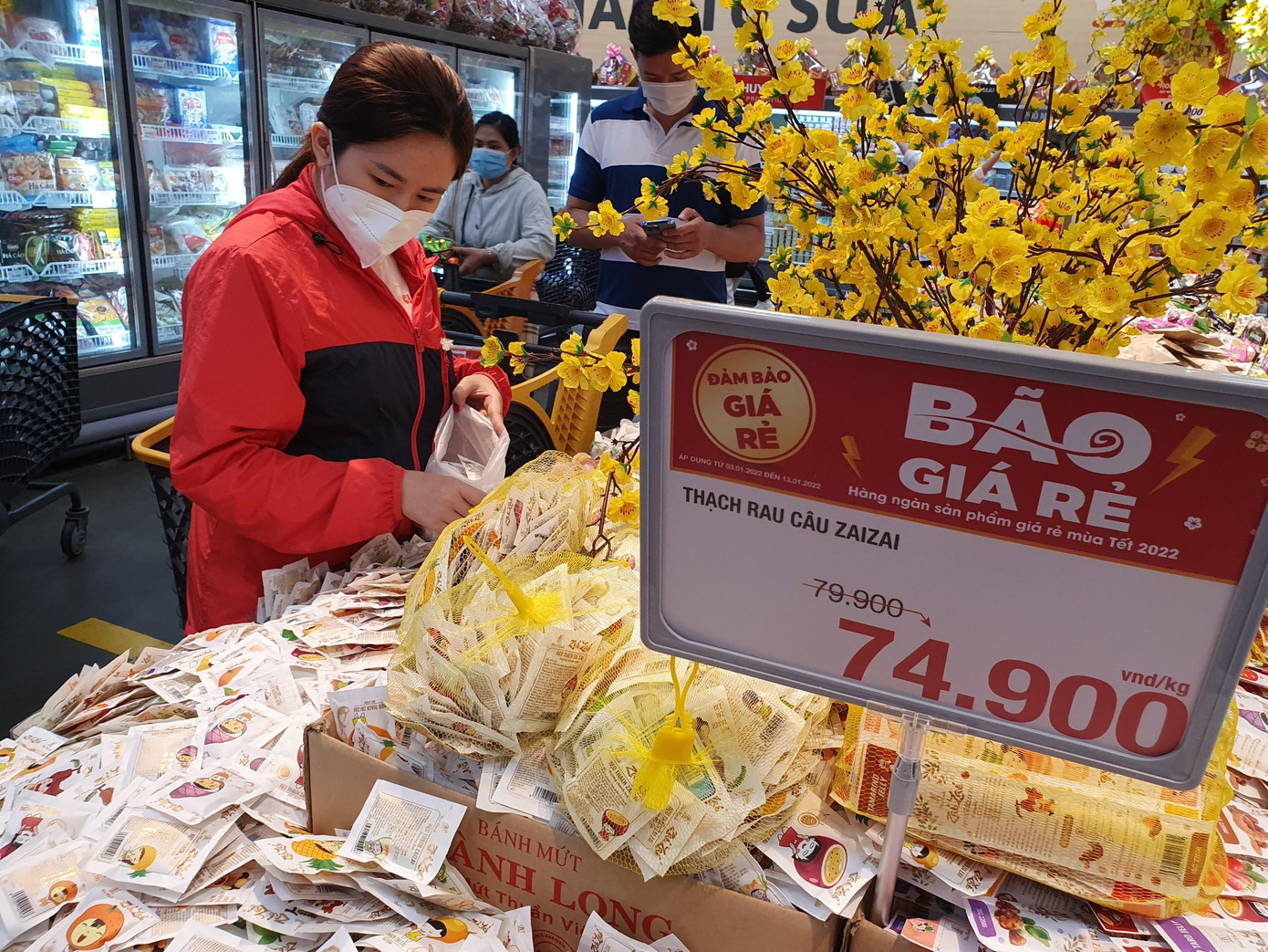 Một số hệ thống siêu thị dự trữ lượng hàng hóa lương thực thực phẩm cho 2 tháng Tết ước hơn 500 tỷ đồng, tăng khoảng 10% so với Tết năm ngoái. Một số hệ thống siêu thị dự trữ lượng hàng hóa lương thực thực phẩm cho 2 tháng Tết ước hơn 500 tỷ đồng, tăng khoảng 10% so với Tết năm ngoái.