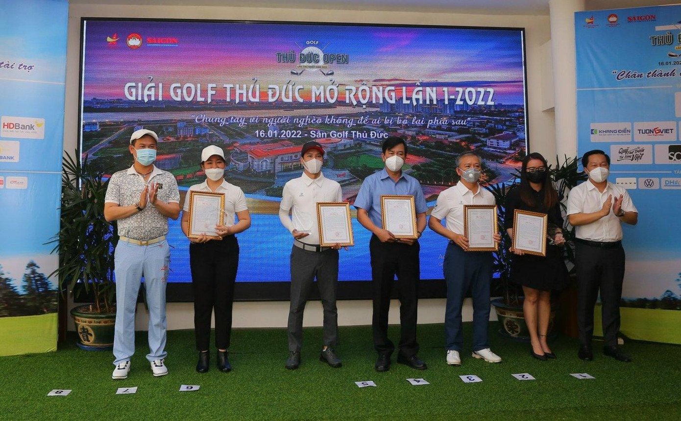 Anh Đặng Hồng Anh (bìa trái) trao thư cảm ơn cho các mạnh thường quân