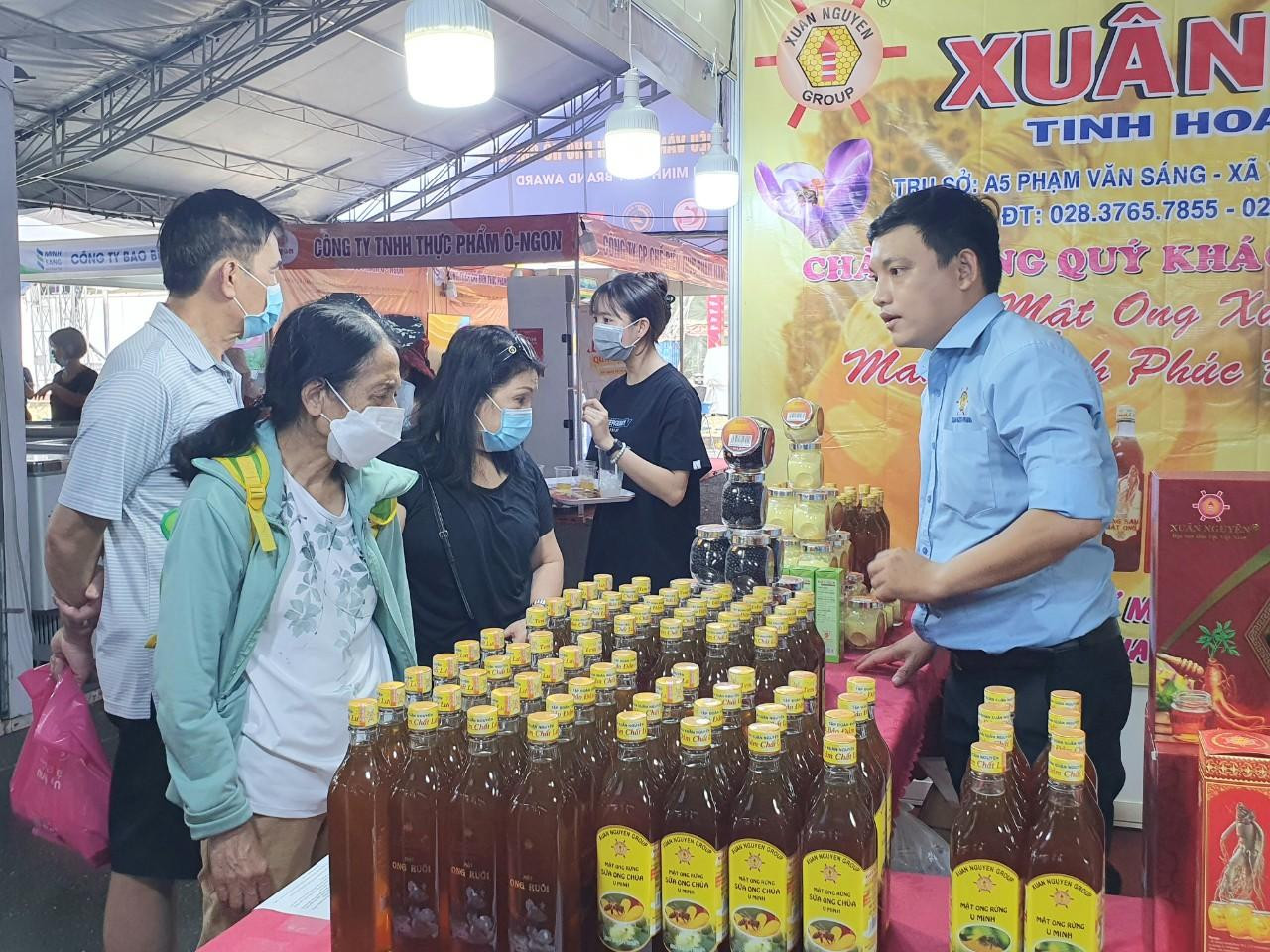 Dù giá cả nguyên liệu tăng cao nhưng người kinh doanh quyết giữ giá để bán được hàng