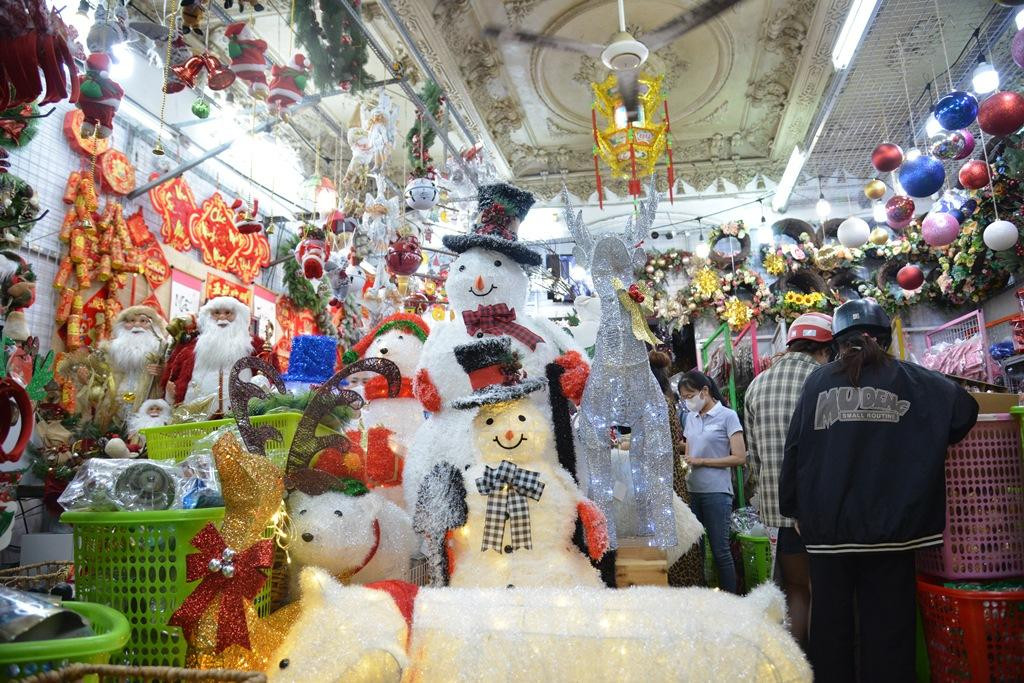 Ghi nhận trên nhiều tuyến phố như Hải Thượng Lãn Ông (quận 5), Hai Bà Trưng (quận 3)... các cửa hàng kinh doanh đồ trang trí Giáng sinh nhộn nhịp khách đến mua sắm từ sáng tối tối muộn. Trong đó, sản phẩm người tuyết, ông già Noel, tuần lộc... làm từ mút xốp có giá tiền triệu vẫn được nhiều khách hàng chọn mua về trang trí nhà cửa, hàng quán. Ghi nhận trên nhiều tuyến phố như Hải Thượng Lãn Ông (quận 5), Hai Bà Trưng (quận 3)... các cửa hàng kinh doanh đồ trang trí Giáng sinh nhộn nhịp khách đến mua sắm từ sáng tối tối muộn. Trong đó, sản phẩm người tuyết, ông già Noel, tuần lộc... làm từ mút xốp có giá tiền triệu vẫn được nhiều khách hàng chọn mua về trang trí nhà cửa, hàng quán.