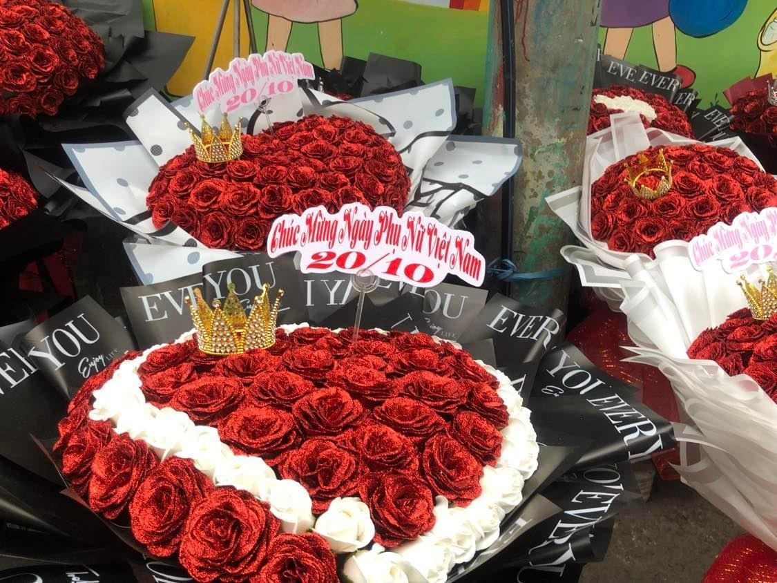 Khảo sát của phóng viên tại những khu chợ hoa sỉ lớn nhất TPHCM là chợ hoa Hồ Thị Kỷ, chợ hoa Đầm Sen.. hoa hồng nhung cỡ đại luôn được ưu tiên trang trí trong những bó hoa. Hoa hồng năm nay nhích giá đôi chút do nhu cầu khách tăng cao, trung bình mỗi bó hồng (10 bông) có giá từ 170.000 - 250.000 đồng. Hoa hồng được phun kim tuyến thêm phần bắt mắt. Khảo sát của phóng viên tại những khu chợ hoa sỉ lớn nhất TPHCM là chợ hoa Hồ Thị Kỷ, chợ hoa Đầm Sen.. hoa hồng nhung cỡ đại luôn được ưu tiên trang trí trong những bó hoa. Hoa hồng năm nay nhích giá đôi chút do nhu cầu khách tăng cao, trung bình mỗi bó hồng (10 bông) có giá từ 170.000 - 250.000 đồng. Hoa hồng được phun kim tuyến thêm phần bắt mắt.