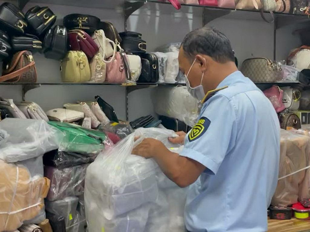 Lực lượng chức năng kiểm tra hàng hoá tại các quầy kinh doanh của TTTM An Đông