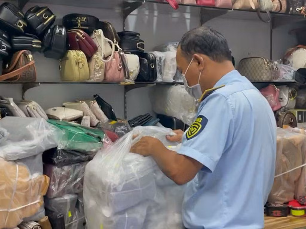 Lực lượng chức năng kiểm tra hàng hoá tại các quầy kinh doanh của TTTM An Đông