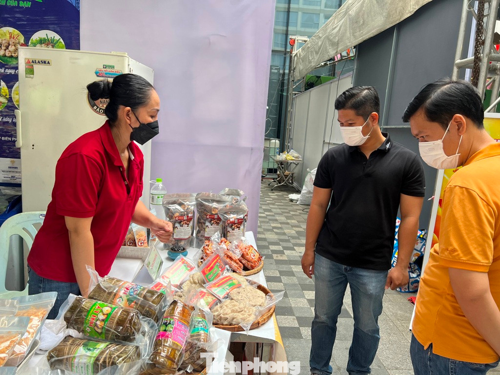 Các loại bánh tét giá trung bình từ 100.000-170.000 đồng từ các tỉnh miền Tây đưa lên thành phố. Các loại bánh tét giá trung bình từ 100.000-170.000 đồng từ các tỉnh miền Tây đưa lên thành phố.