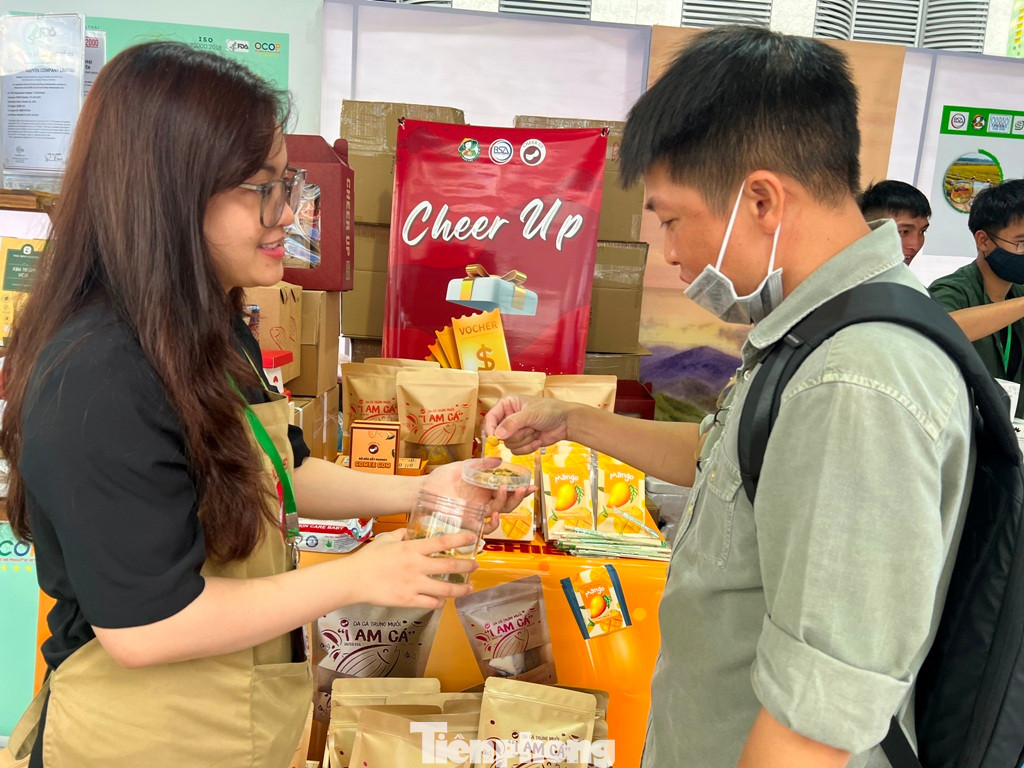 Nhiều sản phẩm mới của các bạn trẻ khởi nghiệp được chào hàng tại phiên chợ. Nhiều sản phẩm mới của các bạn trẻ khởi nghiệp được chào hàng tại phiên chợ.