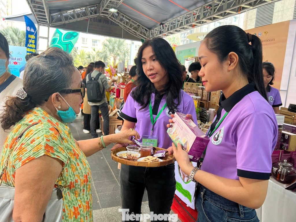 Khách hàng tha hồ thưởng thức miễn phí sản phẩm tại phiên chợ Tết 2023 Khách hàng tha hồ thưởng thức miễn phí sản phẩm tại phiên chợ Tết 2023