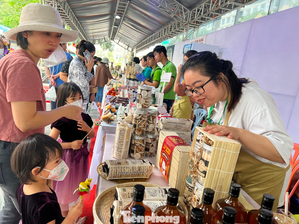 Những giỏ quà Tết được trang trí đẹp mắt, giá rất "mềm". Những giỏ quà Tết được trang trí đẹp mắt, giá rất "mềm".