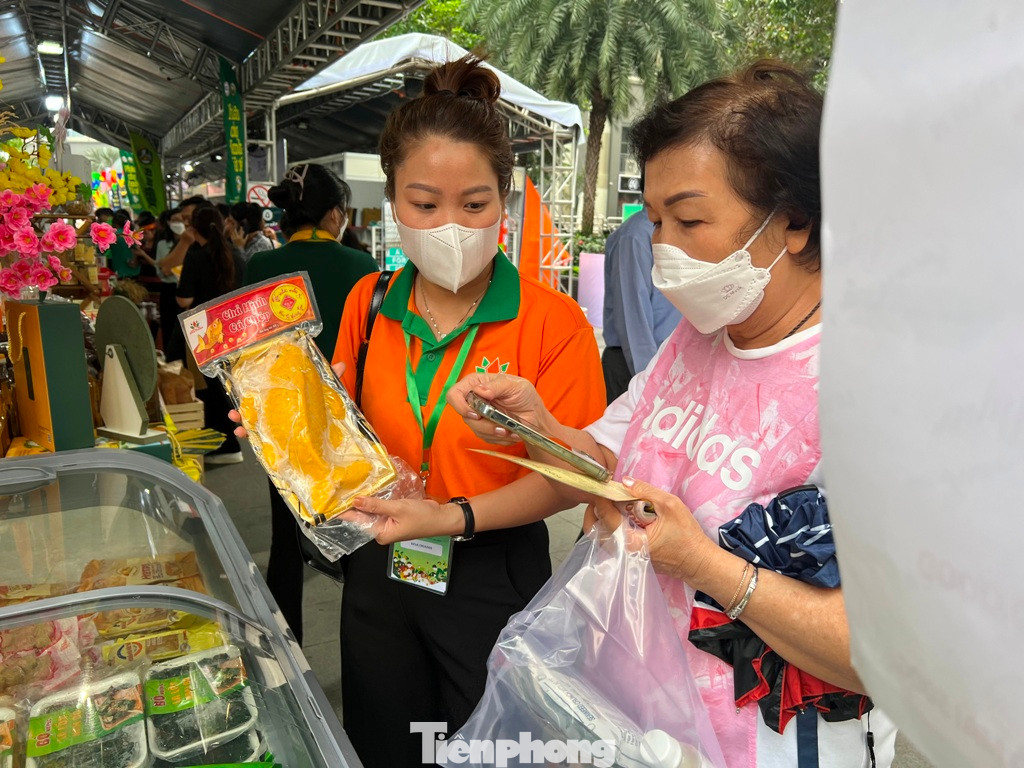 Chả cá chép vàng chỉ sản xuất mỗi dịp Tết "cháy hàng" tại phiên chợ. Chả cá chép vàng chỉ sản xuất mỗi dịp Tết "cháy hàng" tại phiên chợ.