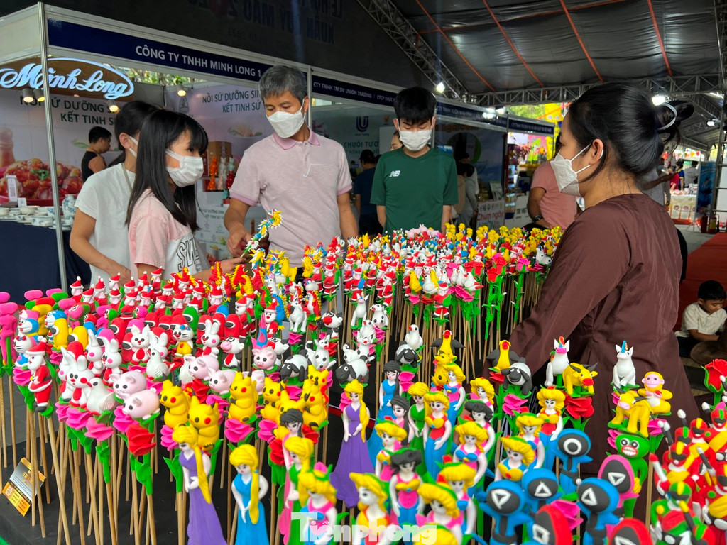 Tại phiên chợ còn có gian hàng tò he đẹp mắt. Tại phiên chợ còn có gian hàng tò he đẹp mắt.