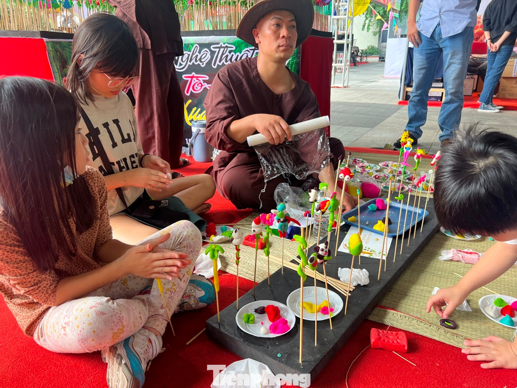 Các em nhỏ được hướng dẫn nặn tò he. Các em nhỏ được hướng dẫn nặn tò he.