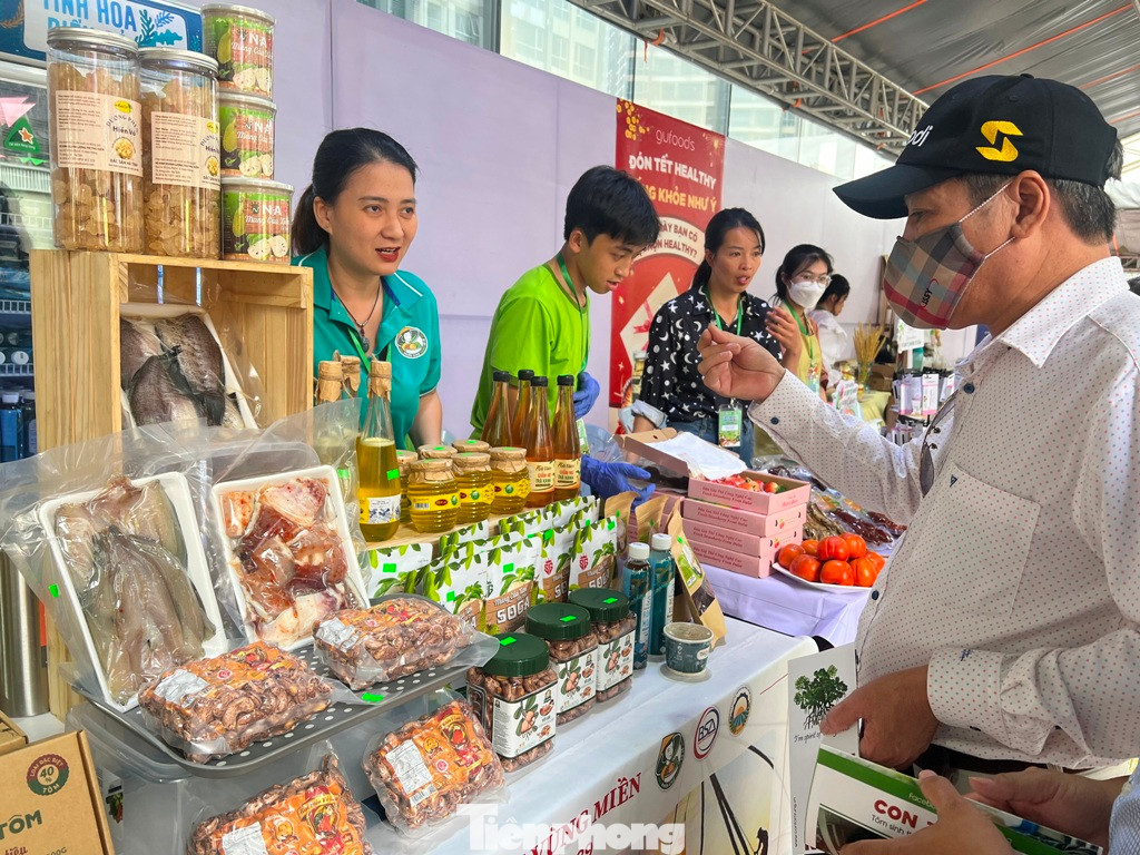 Từng sản phẩm đều đạt OCOP 3-5 sao, là sản phẩm đặc trưng của mỗi địa phương khi tham gia phiên chợ Tết ở TPHCM. Từng sản phẩm đều đạt OCOP 3-5 sao, là sản phẩm đặc trưng của mỗi địa phương khi tham gia phiên chợ Tết ở TPHCM.