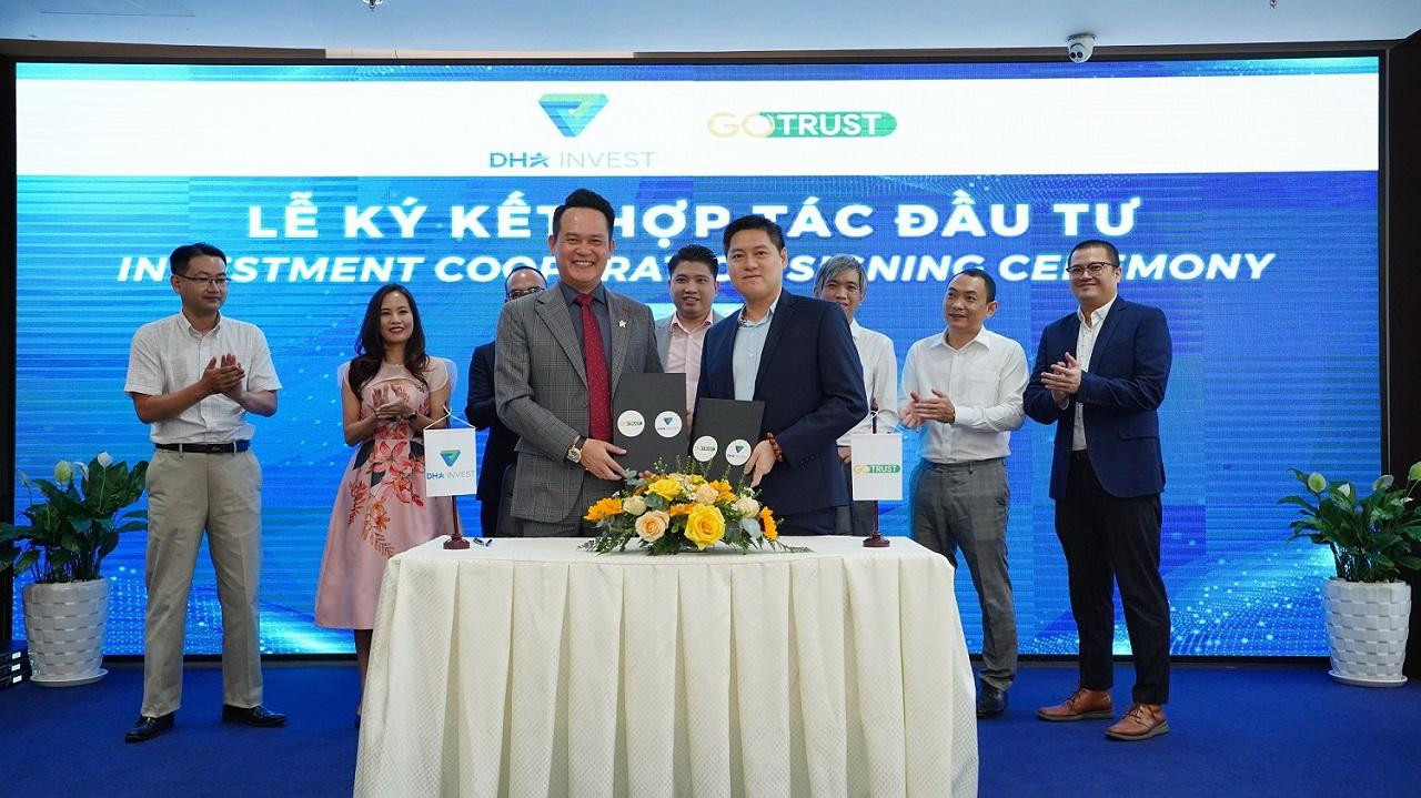 Ông Đặng Hồng Anh (trái) ký kết hợp tác với các doanh nghiệp khởi nghiệp