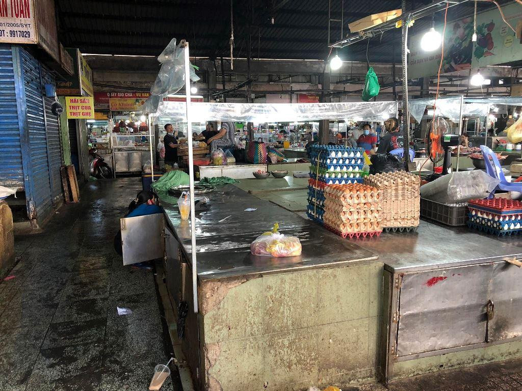 Một tiểu thương dọn hàng nghỉ sớm dù hôm nay là ngày cuối tuần. &quot;Cuối tuần cũng như ngày thường, ế ẩm lắm. Trước Tết còn tấp nập đôi chút, nhưng giờ thì sức mua ngày càng giảm, đặc biệt từ khi xăng dầu, gas tăng giá đẩy nhiều mặt hàng giá lên cao&quot; - bà Bình, tiểu thương chợ Phạm Văn Hai (quận Tân Bình) nói.