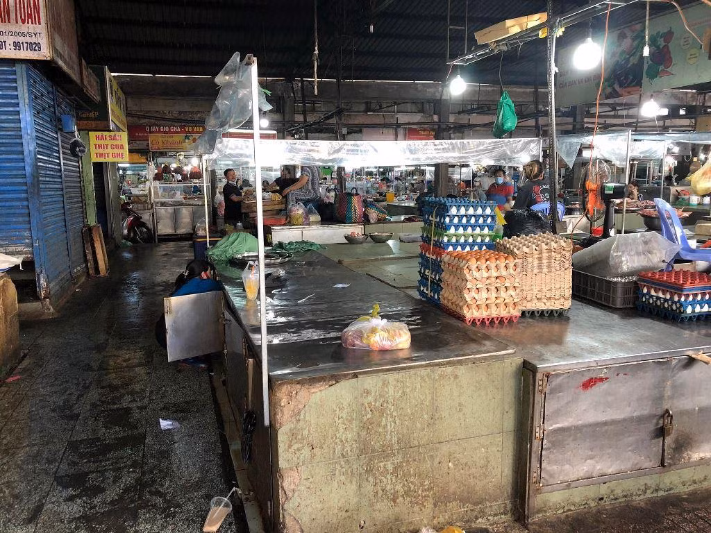 Một tiểu thương dọn hàng nghỉ sớm dù hôm nay là ngày cuối tuần. "Cuối tuần cũng như ngày thường, ế ẩm lắm. Trước Tết còn tấp nập đôi chút, nhưng giờ thì sức mua ngày càng giảm, đặc biệt từ khi xăng dầu, gas tăng giá đẩy nhiều mặt hàng giá lên cao" - bà Bình, tiểu thương chợ Phạm Văn Hai (quận Tân Bình) nói. Một tiểu thương dọn hàng nghỉ sớm dù hôm nay là ngày cuối tuần. "Cuối tuần cũng như ngày thường, ế ẩm lắm. Trước Tết còn tấp nập đôi chút, nhưng giờ thì sức mua ngày càng giảm, đặc biệt từ khi xăng dầu, gas tăng giá đẩy nhiều mặt hàng giá lên cao" - bà Bình, tiểu thương chợ Phạm Văn Hai (quận Tân Bình) nói.