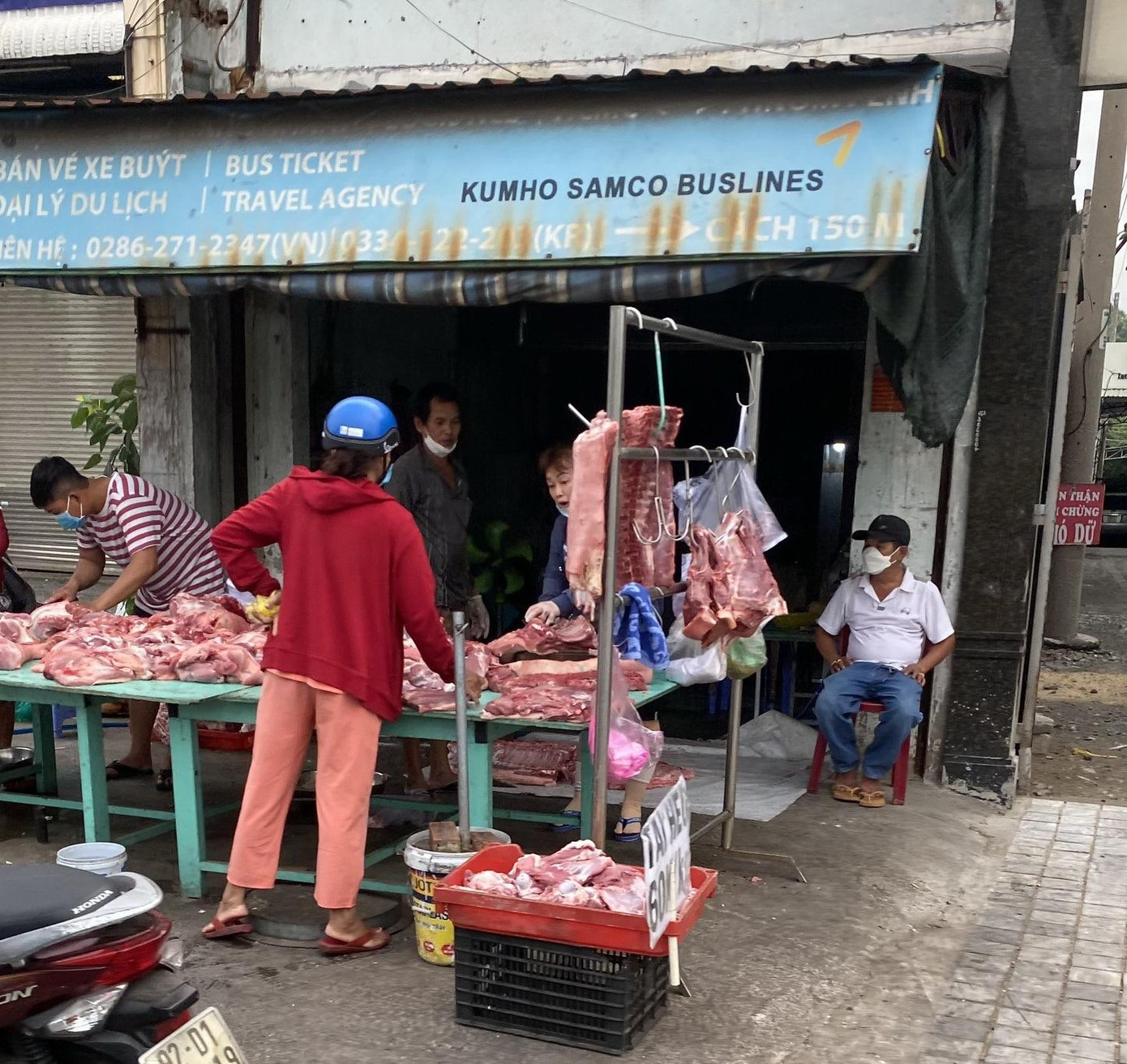 Thịt heo bán vỉa hè dễ mua, giá rẻ nhưng tiềm ẩn nhiều nguy cơ an toàn thực phẩm Thịt heo bán vỉa hè dễ mua, giá rẻ nhưng tiềm ẩn nhiều nguy cơ an toàn thực phẩm